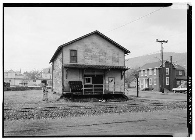 14. VIEW OF CONRAIL FREIGHT STATION ON PENNSYLVANIA AVENUE LOOKING SOUTHWEST. LOCATED BETWEEN DEPOT AND WASHINGTON STREETS. - Town of Mount Union