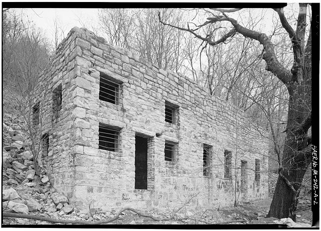 2. PERSPECTIVE VIEW OF SOUTH SIDE AND WEST END OF ENGINE REPAIR HOUSE, HARBISON-WALKER QUARRY