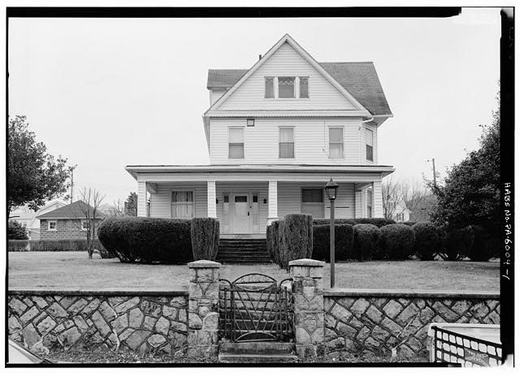 VIEW OF FACADE LOOKING SOUTHWEST. - Harbison-Walker Refractories Company, Manager's House, 213 Shirley Street